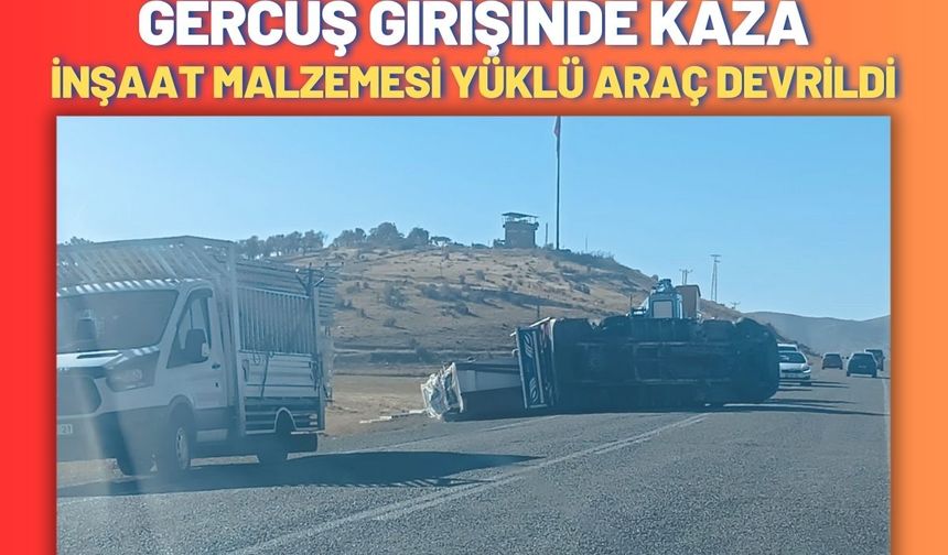 Gercüş Girişinde Kaza: İnşaat Malzemesi Yüklü Araç Devrildi